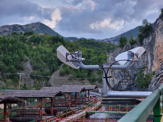 CoFlex3200 5G Antennen Set von Halo&Son Austria in einem abgelegenen Gebiet zwischen den Bergen. Zu sehen in einer Fisch-Farm in den Tälern Albaniens.